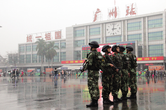 警員配備身份證識別器及防爆設(shè)備 強(qiáng)化安保工作